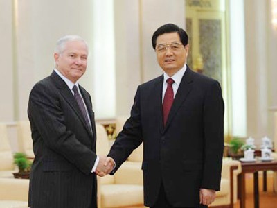 Bộ trưởng Quốc phòng Mỹ Robert Gates (trái) và Chủ tịch nước Trung Quốc Hồ Cẩm Đào Ảnh: nyconsulate.prchina.org