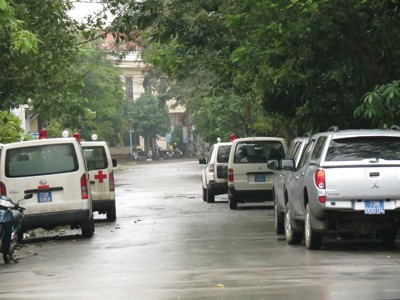 Hàng loạt xe cứu thương đậu kín con đường trước Sở Y tế Quảng Bình chiều 22-2 Ảnh: H.N