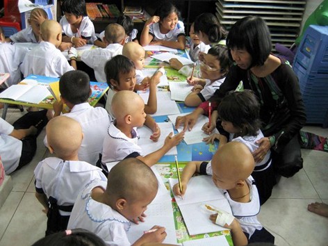 Lớp học đặc biệt của các em bé đầu trọc giữa Sài Gòn