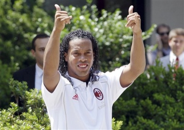 AC Milan: Ronaldinho ở lại đến 2014