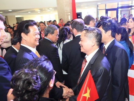 Thủ tướng Chính phủ gặp mặt bà con cộng đồng người Việt và chứng kiến lễ ký kết thoản thuận tài chính tại INCENTRA