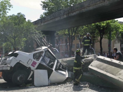 Hình ảnh cây cầu sập vào một chiếc xe bus ở Mexico City