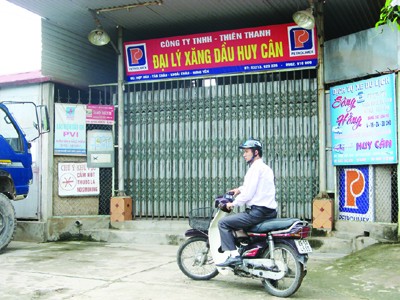 Cây xăng này (Khoái Châu, Hưng Yên) viện cớ bận, hết hàng nên đã đóng cửa nhiều ngày qua Ảnh: Văn Việt