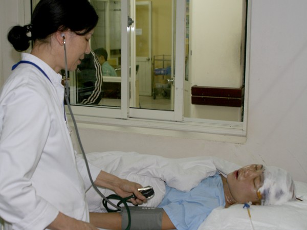Nạn nhân Nguyễn Thị Luyến đang được bác sỹ đo huyết áp tại bệnh viện Việt Đức sau khi mổ