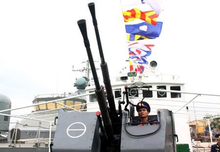 Cảnh sát biển nhận ba tàu hiện đại