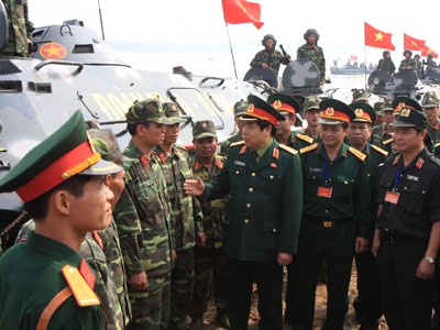 Bộ trưởng Bộ Quốc phòng Phùng Quang Thanh thăm cán bộ chiến sĩ ở phân đội 3 - Đoàn M44