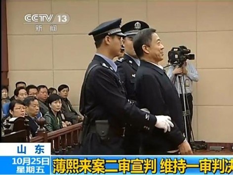 Bạc Hy Lai ưỡn ngực, mỉm cười khi nghe tuyên án