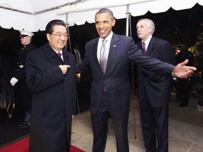 Tổng thống Mỹ Barack Obama (giữa) đón Chủ tịch Trung Quốc Hồ Cẩm Đào (trái) vào dự tiệc riêng tại Nhà Trắng