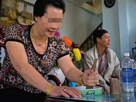 Cận cảnh người Việt dùng sừng tê giác chữa bệnh