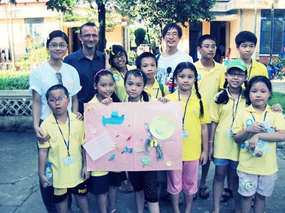 Tình nguyện viên nước ngoài và trẻ em Việt Nam Ảnh: Hải Yến