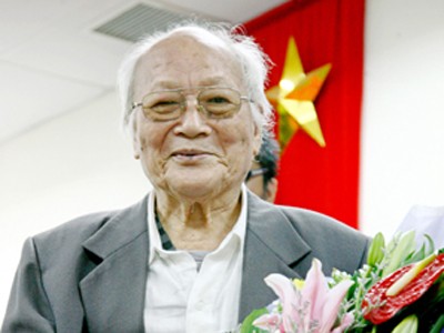 Nhà văn Tô Hoài nhận Giải thưởng Lớn- Vì tình yêu Hà Nội