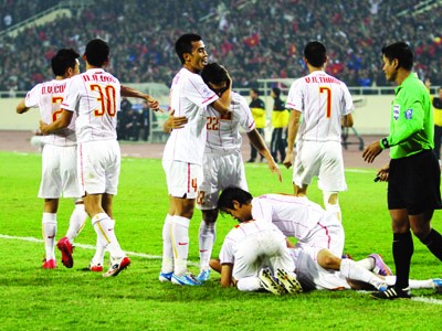 Các cầu thủ VN ăn mừng bàn thắng của Vũ Phong, tối 8-12