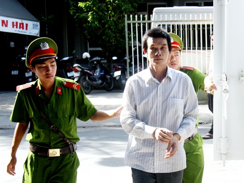 Bị cáo Nguyễn Viết Trương bị áp giải tới tòa