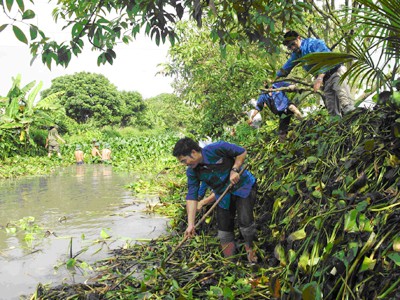 Tuổi trẻ Chí Linh (Hải Dương) làm sạch dòng sông quê hương Ảnh: N.H