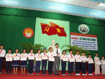 Vedan Việt Nam: Niềm vui ngày tựu trường dành cho các em học sinh vượt khó