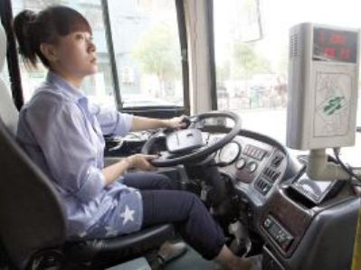 Mỹ nữ 8X lái xe buýt liên tục được hành khách làm quen