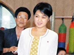 'Phụ nữ bí ẩn' có thể là vợ ông Kim Jong Un