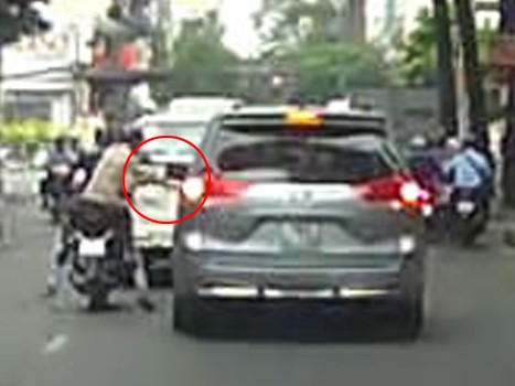 Táo tợn cướp gương chiếu hậu ôtô giữa phố Sài Gòn