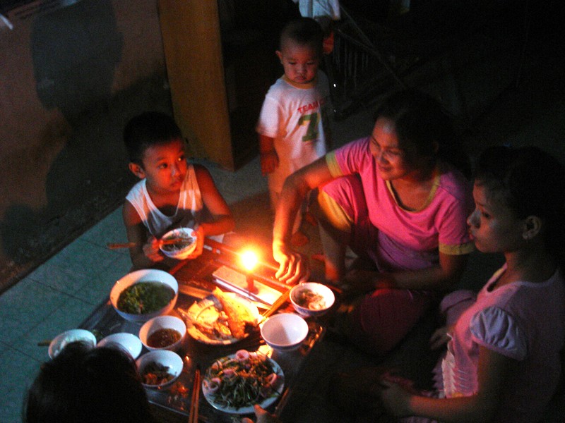 Đêm 8-7, hàng trăm nghìn hộ gia đình sinh sống khu vực đông nam TP.Hồ Chí Minh phải sinh hoạt nhiều giờ liền trong tình cảnh không có điện. (Ảnh chụp lúc 21 giờ 14 phút tại P.Tân Thuận Tây, Q.7)