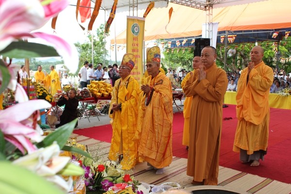 Hàng chục doanh nghiệp tổ chức lễ cầu siêu tại Nghĩa trang Việt Lào