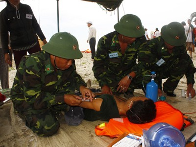 Diễn tập cứu nạn trên biển Cửa Đại Ảnh: Nguyễn Thành