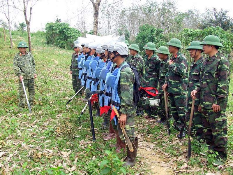 Bộ đội công binh thuộc Xí nghiệp 319.5 (Tổng Cty 319 - Bộ Quốc phòng) chuẩn bị lên đường đi rò gỡ bom mìn tại xã Hương Hòa, Nam Đông, Thừa Thiên - Huế