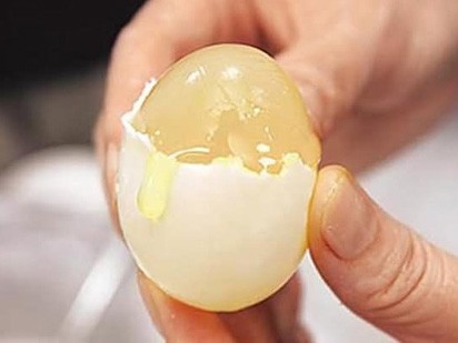Giật mình xem clip: Công nghệ làm trứng gà giả