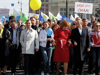 Hàng đầu: Tổng thống Medvedev (giữa) và Thủ tướng Putin (thứ 2 từ phải) tham gia tuần hành kỷ niệm ngày Quốc tế Lao động Ảnh: Ria-Novosti