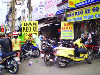 Một điểm dán keo xe trên đường Phan Đăng Lưu (quận Bình Thạnh, TPHCM)
