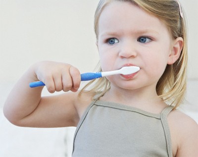 Vệ sinh lợi cho trẻ càng sớm càng đỡ sâu răng