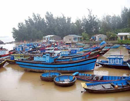 Hàng ngàn tàu ghe không thể ra khơi