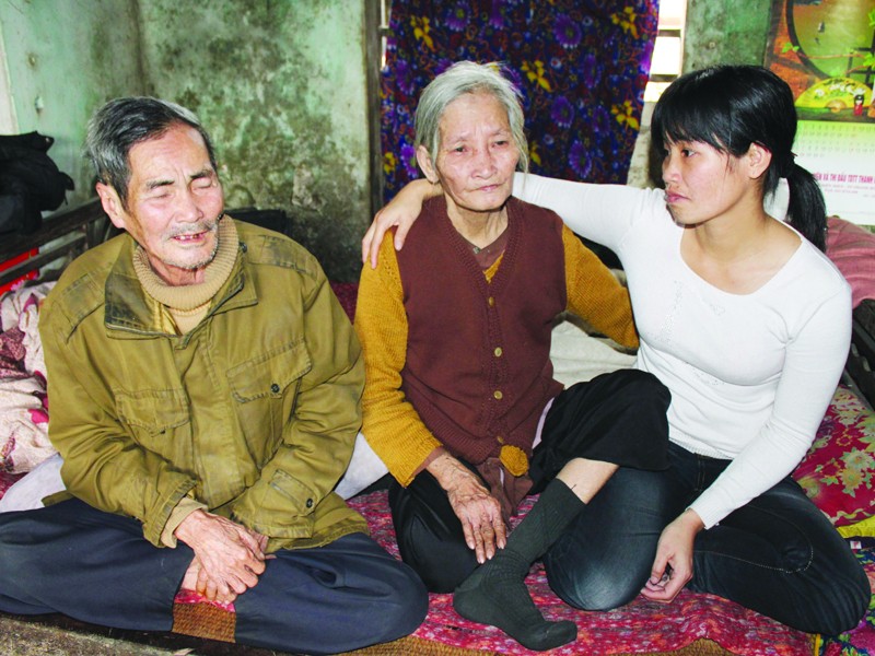 Chị Hưng gặp lại bố mẹ sau 15 năm Ảnh: Hoàng Lam