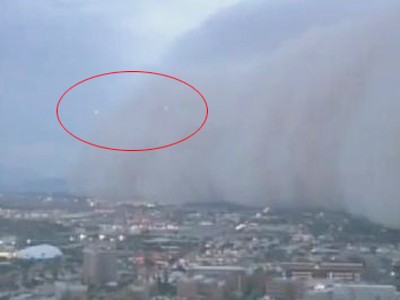 Hai UFO lượn lờ trong trận bão bụi ở Mỹ?