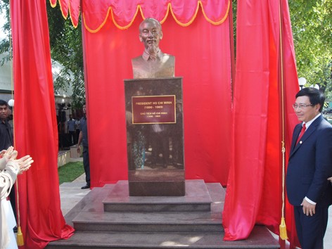 Phó Thủ tướng, Bộ trưởng Ngoại giao Phạm Bình Minh và Tổng thống Sri Lanka Mahinda Rajapaksa tại lễ khánh thành tượng đài. Ảnh: Bộ Ngoại giao Việt Nam cung cấp