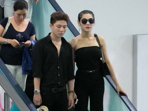 Lâm Chi Khanh lưng trần sánh đôi bạn trai ở sân bay