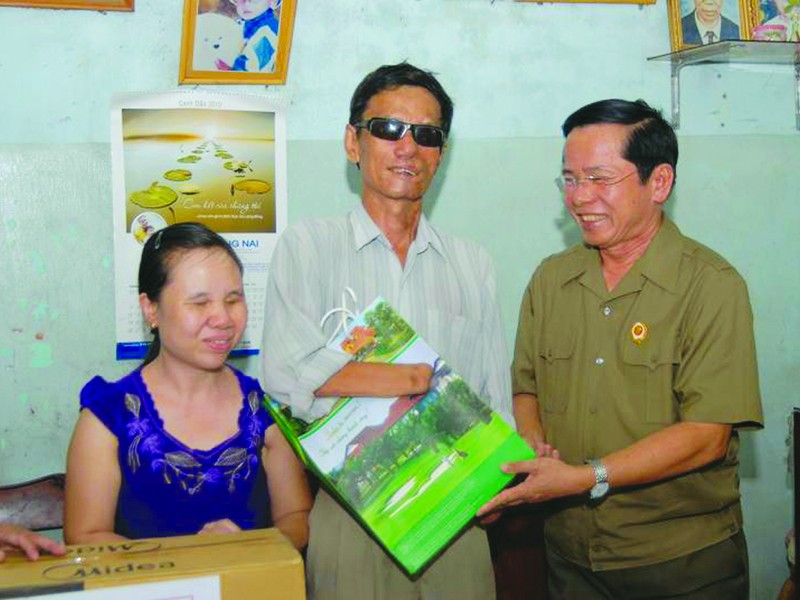 Anh hùng Lao động Lê Văn Kiểm tặng sổ tiết kiệm và quà cho gia đình thương binh nặng Lê Nhật Tân tại Đồng Nai