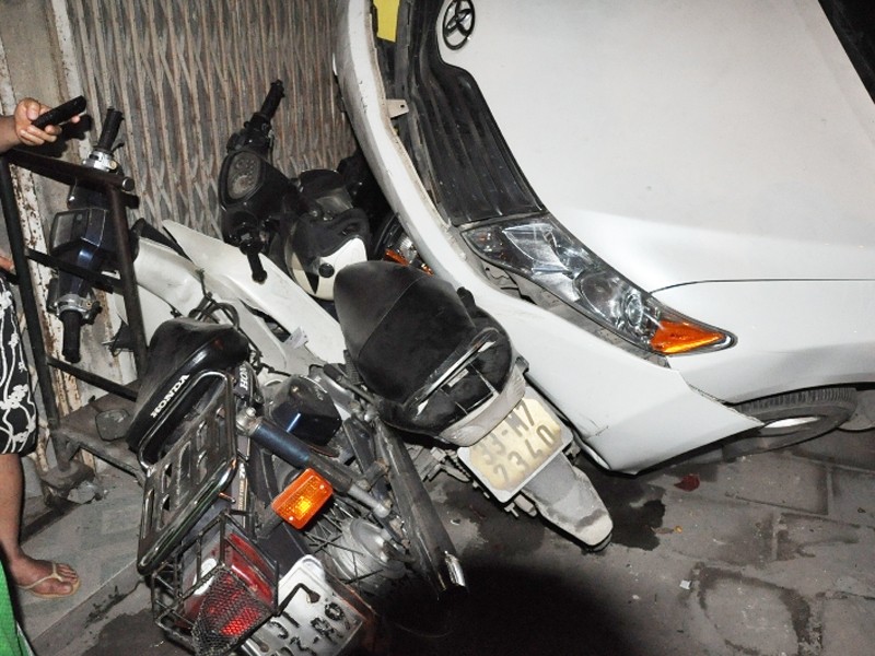 Tai nạn liên hoàn trên phố Minh Khai