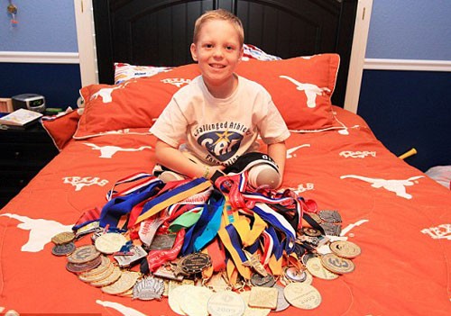 Cậu bé có 20 bộ chân giả chơi 20 môn thể thao
