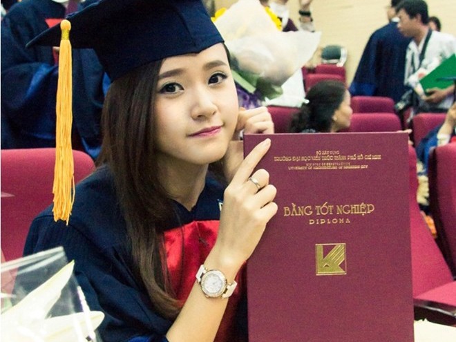Khoảnh khắc tuyệt đẹp của hot girl Midu ngày tốt nghiệp đại học
