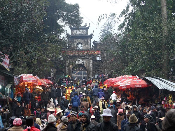 Hàng ngàn người trẩy hội chùa Hương