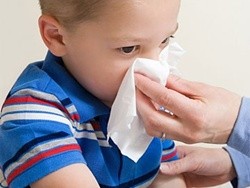 Sơ cứu đúng cách khi trẻ bị chảy máu mũi