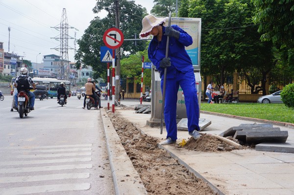Công nhân của CÔng ty giao thông 3 Hà Nội đang đào vỉa hè