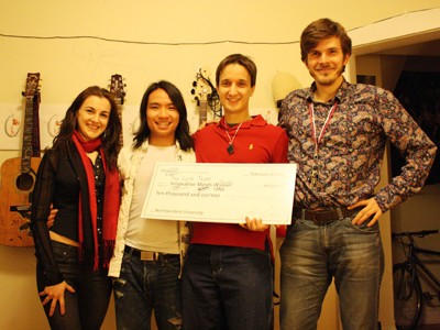 Phan Toàn (thứ hai từ trái sang) và các thành viên Nhóm Trái Đất là nhóm sinh viên đầu tiên trên thế giới đoạt giải thưởng SWB. (Ảnh do Phan Toàn cung cấp)