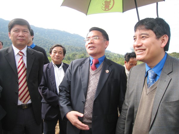 Thủ lĩnh hai Đoàn Thanh niên thăm một cơ sở trồng cao su Việt - Lào