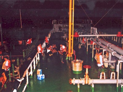 Hiện trường vụ bắt giữ tàu Giang Châu 01 (Trung Quốc) bơm trộm 1.350 tấn xăng sang tàu Việt Nam, có liên quan đến Vinapco Ảnh do Hải quan cung cấp
