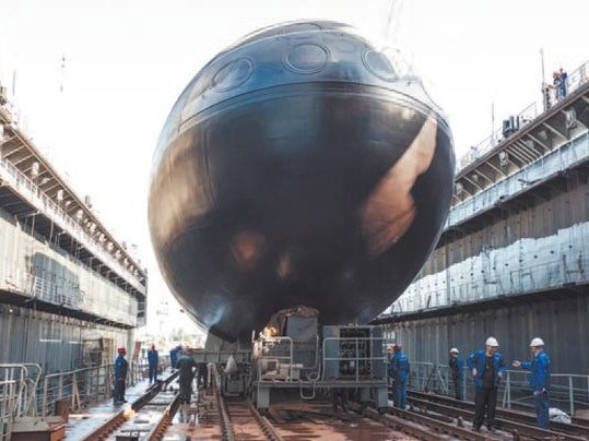 Ngày 28/8/2012, tàu ngầm Kilo 636 Hà Nội được đưa lên dock chuẩn bị cho lễ hạ thủy chính thức. (Ảnh tư liệu của nhà máy đóng tàu Admiraltei verfi)