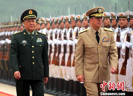 Ông Trần Bỉnh Đức và ông Mike Mullen duyệt đội danh dự trong lễ đón tiếp chính thức hôm nay tại Bắc Kinh. Ảnh: Chinanews