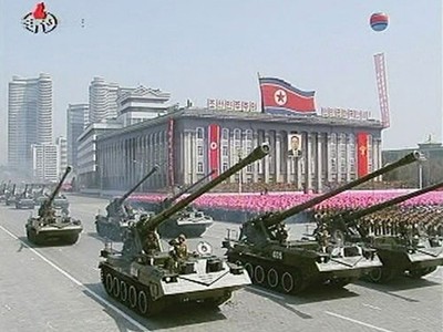 Đội hình xe tăng diễu qua Quảng trường Kim Nhật Thành hôm 15-4 Nguồn: Ifeng
