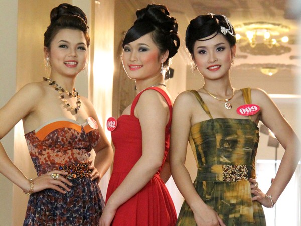 Người đẹp Kinh Bắc thả dáng với trang phục dạ hội