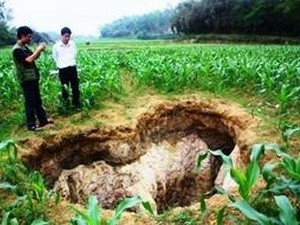 Sụt lở đất, xuất hiện hố sâu gần 10m tại Phú Thọ